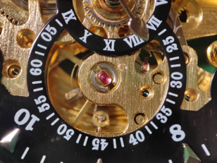 DXOMARK close-up test: macro shot of a watch